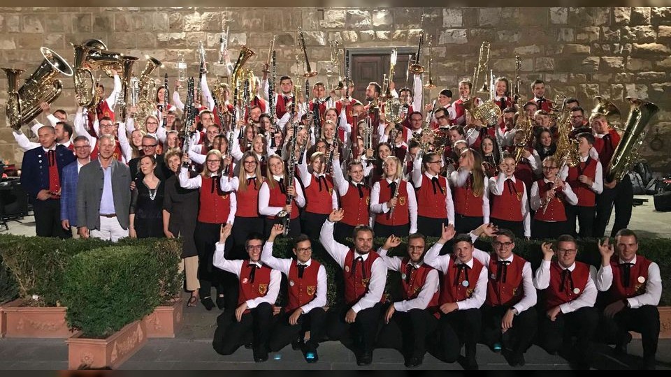 Die Kreisjugendmusikkapelle vor dem Palazzo Vecchio in Florenz zusammen mit Dirigent Tobias Zinser (ganz links), davor Martin Bücher, Vorstandsvorsitzender der Kreissparkasse Biberach und Landrat Heiko Schmid. (Foto: Landratsamt)